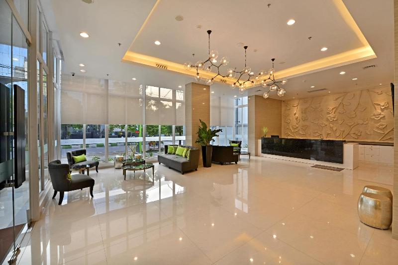 Whiz Prime Hotel Basuki Rahmat Malang - Lobi