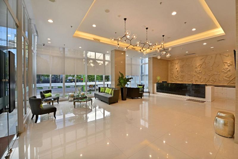Whiz Prime Hotel Basuki Rahmat Malang - Lobi