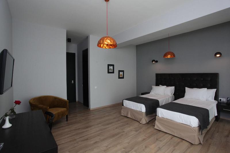 L M Club Hotel - Oda