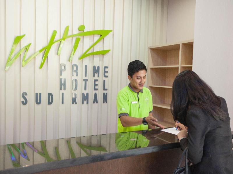 Whiz Prime Hotel Sudirman Makassar - Lobi