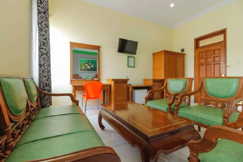 RedDoorz Plus near Alun Alun Kejaksan Cirebon - Lobi