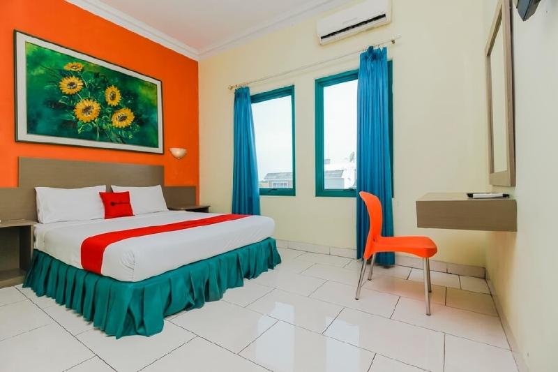 RedDoorz Plus near Alun Alun Kejaksan Cirebon - Oda