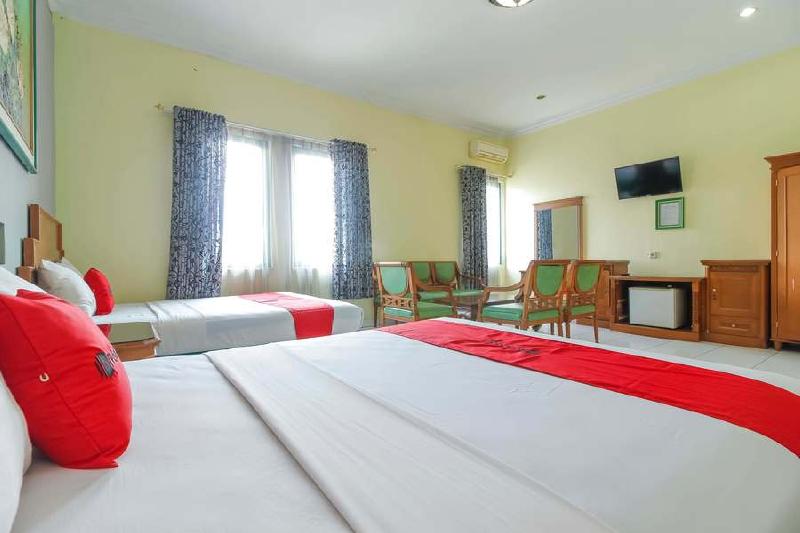 RedDoorz Plus near Alun Alun Kejaksan Cirebon - Oda