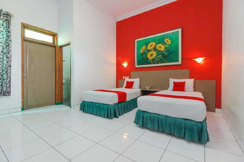 RedDoorz Plus near Alun Alun Kejaksan Cirebon - Oda