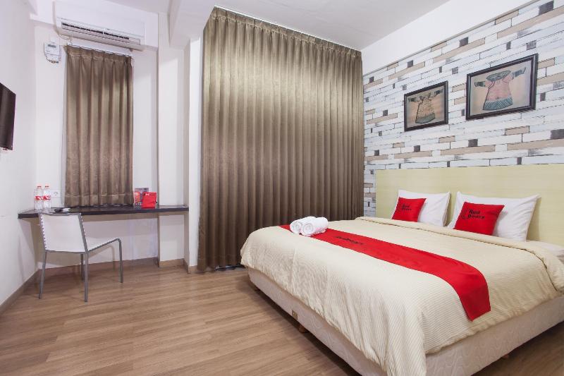 RedDoorz Plus @ Riverside Malang - Oda