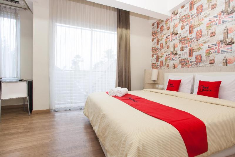 RedDoorz Plus @ Riverside Malang - Oda