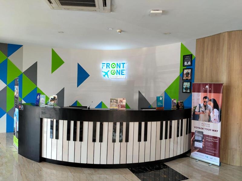 Front One Hotel Airport Solo - Lobi