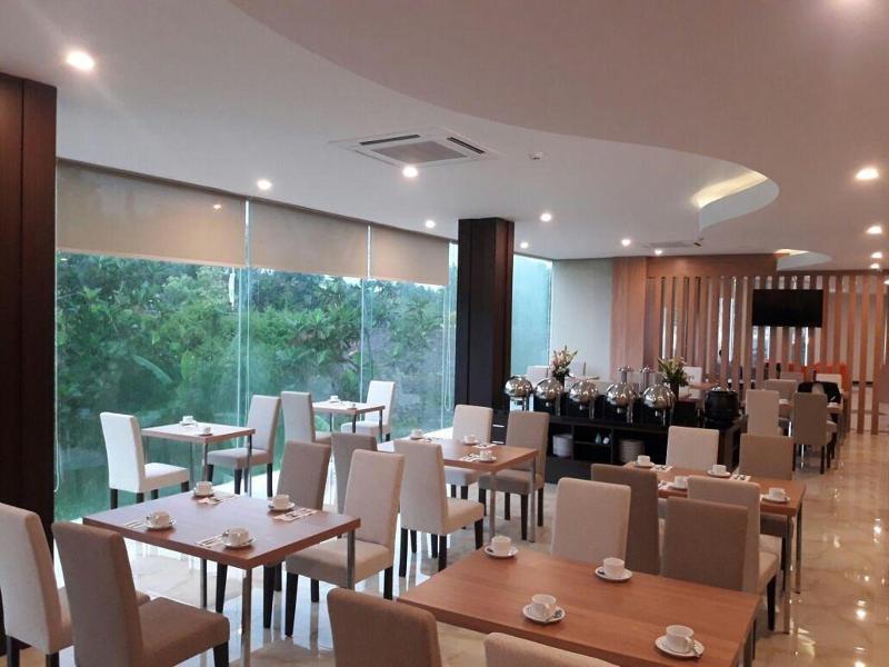 Front One Hotel Airport Solo - Restoran