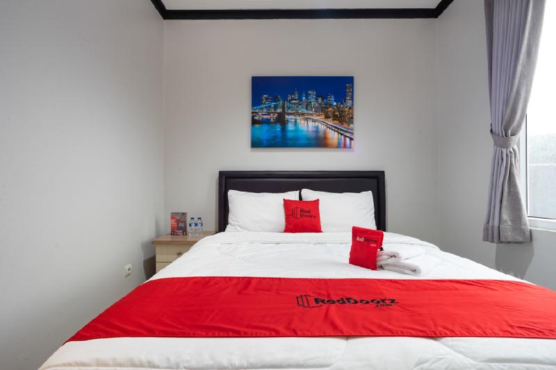 RedDoorz near Botani Square Mall - Oda