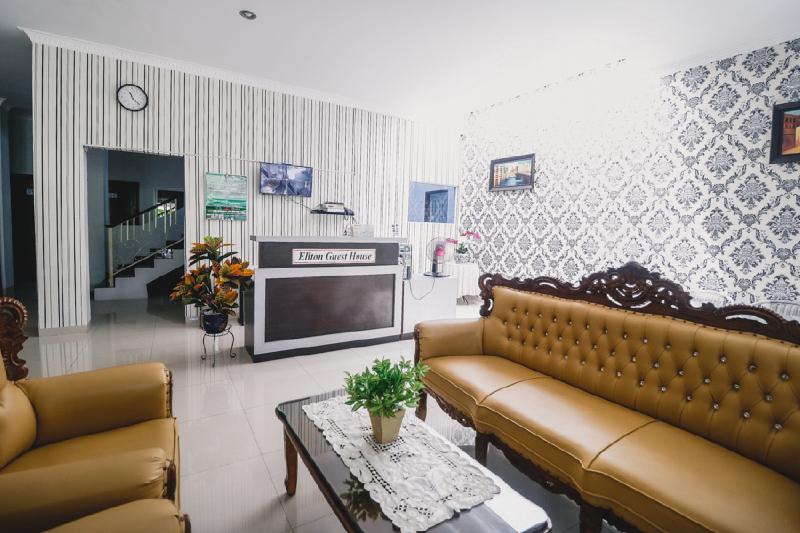 RedDoorz near Hermes Place Polonia Medan - Lobi