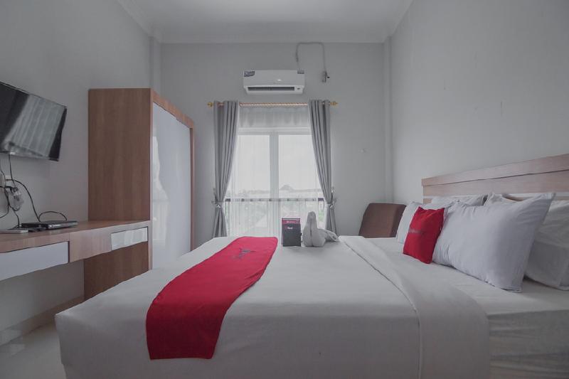 RedDoorz near Hermes Place Polonia Medan - Oda