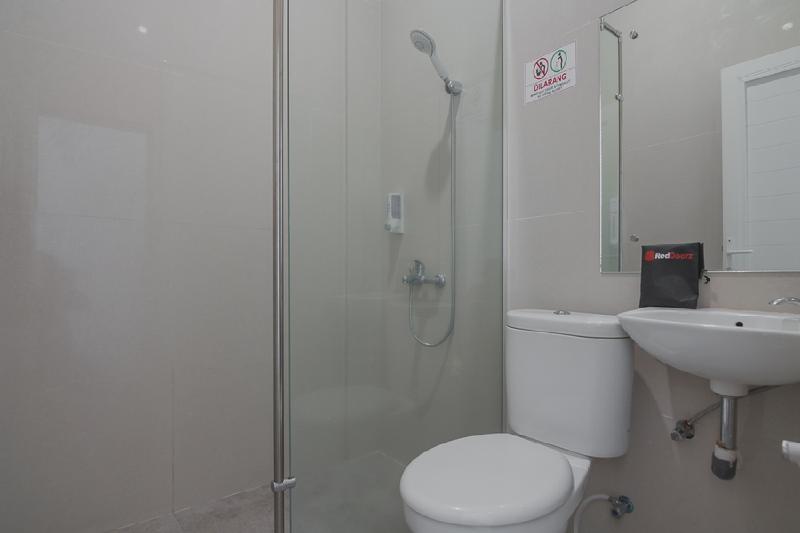 RedDoorz near Hermes Place Polonia Medan - Oda