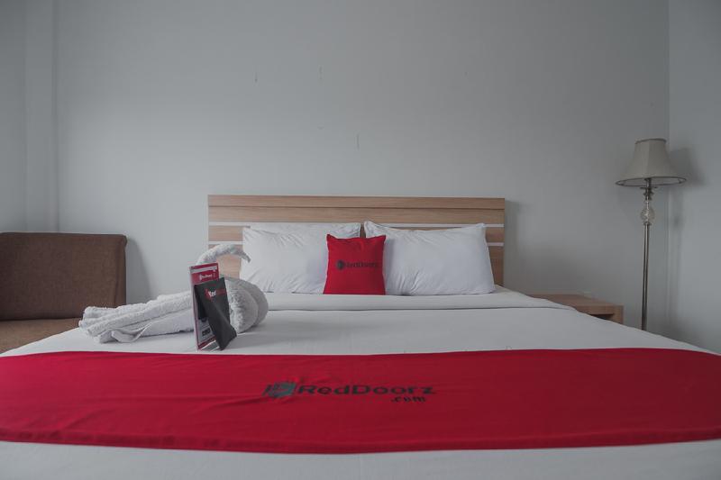 RedDoorz near Hermes Place Polonia Medan - Oda