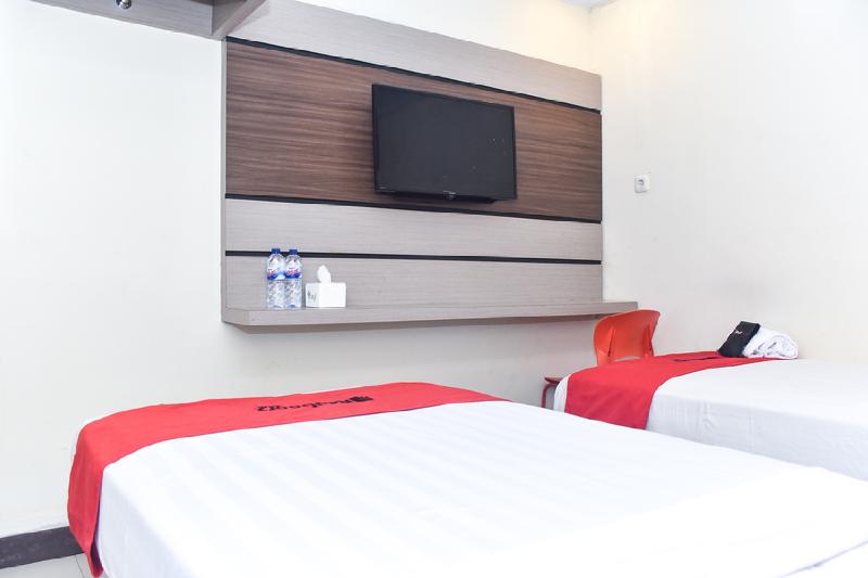 RedDoorz Plus near Makassar Town Square - Oda