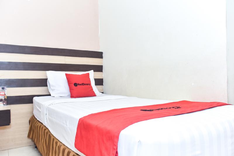 RedDoorz Plus near Makassar Town Square - Oda