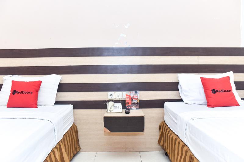 RedDoorz Plus near Makassar Town Square - Oda