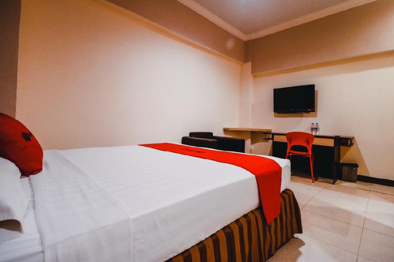 RedDoorz Plus near Makassar Town Square - Oda
