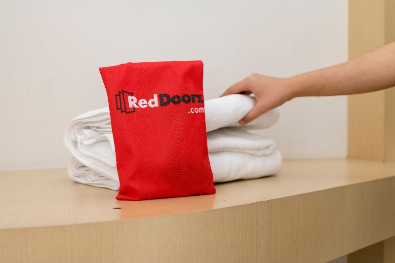 RedDoorz Plus near Makassar Town Square - Oda
