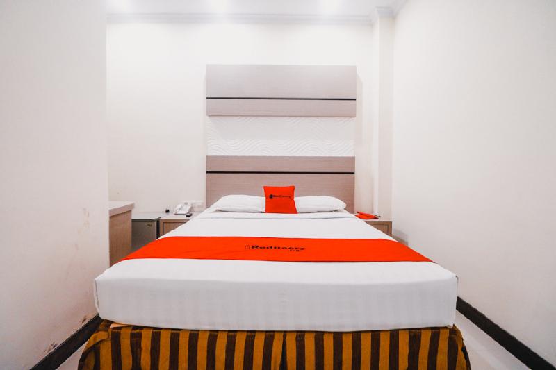 RedDoorz Plus near Makassar Town Square - Oda