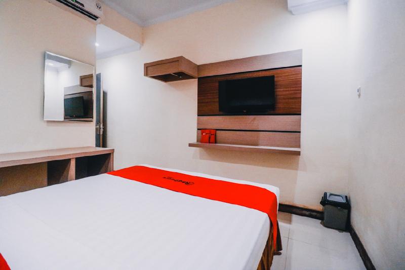 RedDoorz Plus near Makassar Town Square - Oda