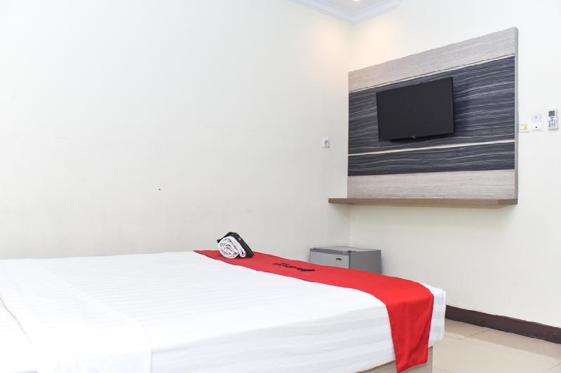 RedDoorz Plus near Makassar Town Square - Oda