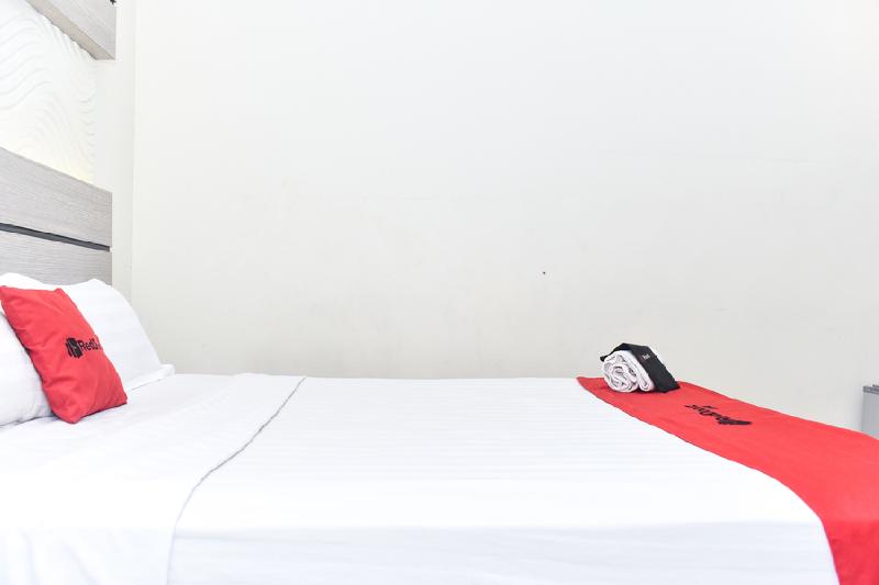 RedDoorz Plus near Makassar Town Square - Oda