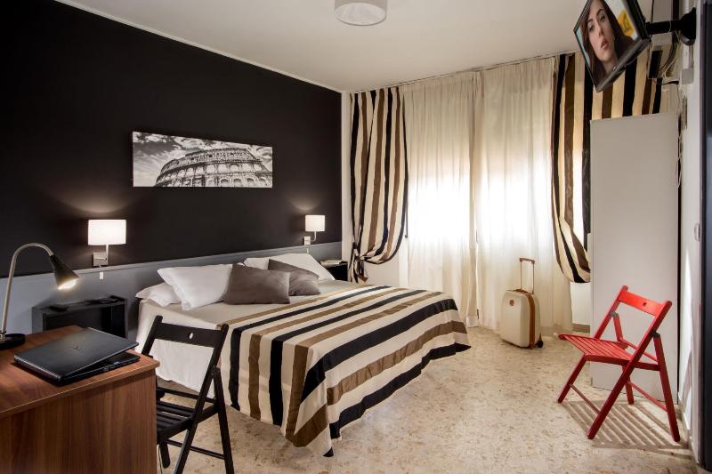 Radio Hotel - Genel