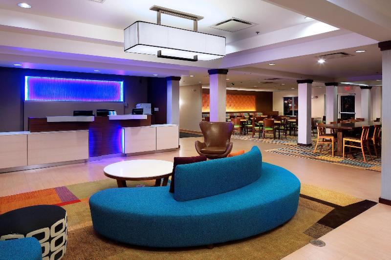 Fairfield Inn Suites Newark Liberty International - Lobi