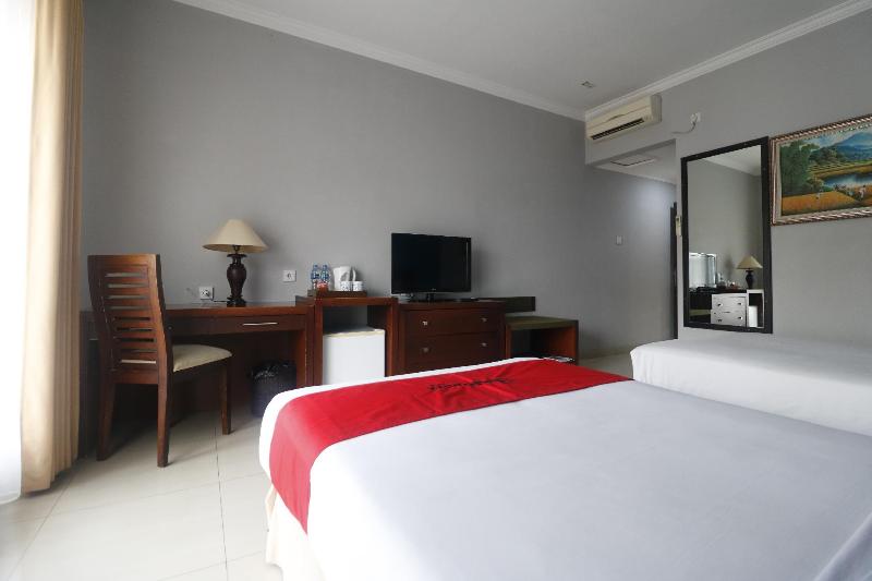 RedDoorz Premium @ Bukit Damai Indah - Oda