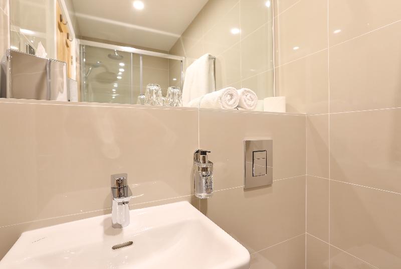 Park Avenue J Hotel London - Oda