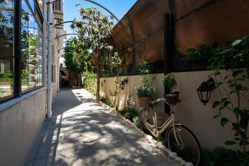 Canary Hotel - Genel