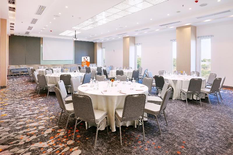 HARRIS Hotel and Convention Bundaran Satelit - Toplantı