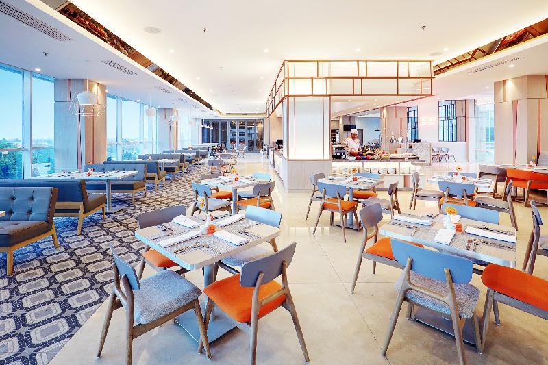 HARRIS Hotel and Convention Bundaran Satelit - Restoran
