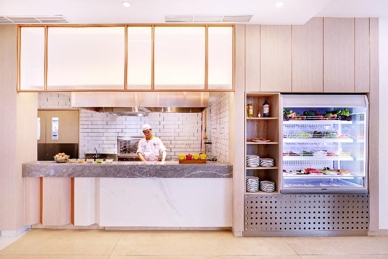 HARRIS Hotel and Convention Bundaran Satelit - Restoran