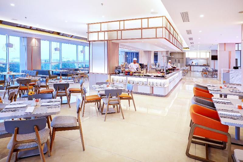 HARRIS Hotel and Convention Bundaran Satelit - Restoran