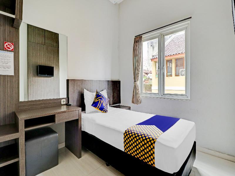 SPOT ON 90777 D’river Guest House - Oda