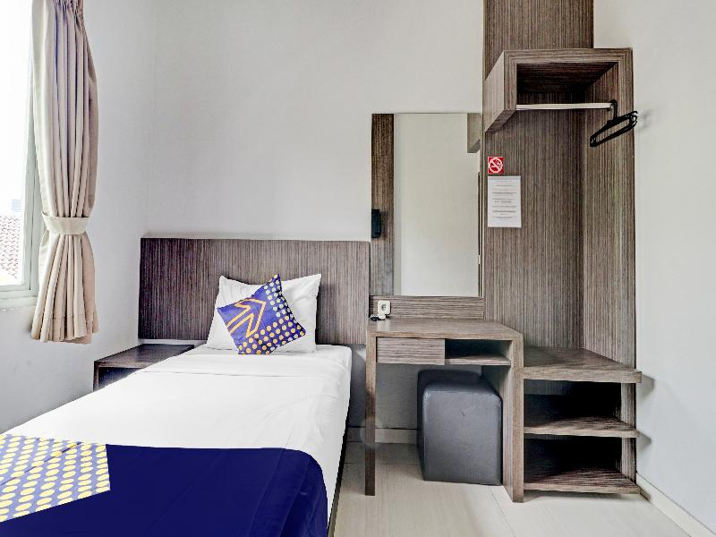 SPOT ON 90777 D’river Guest House - Oda
