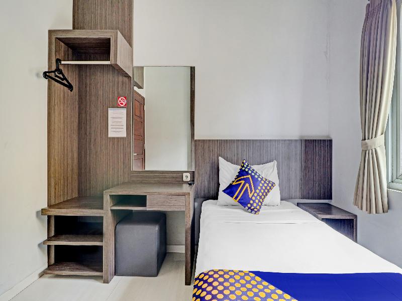 SPOT ON 90777 D’river Guest House - Oda