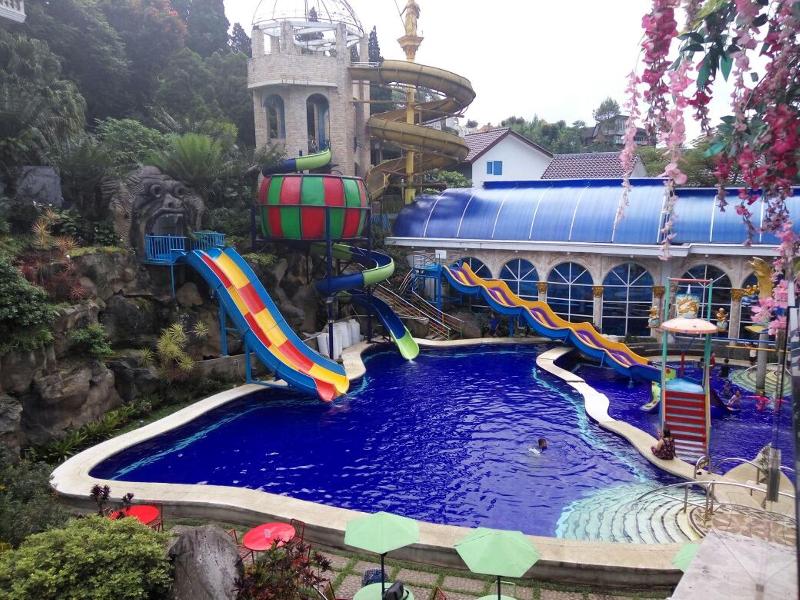 Grand Paradise Hotel Lembang - Havuz