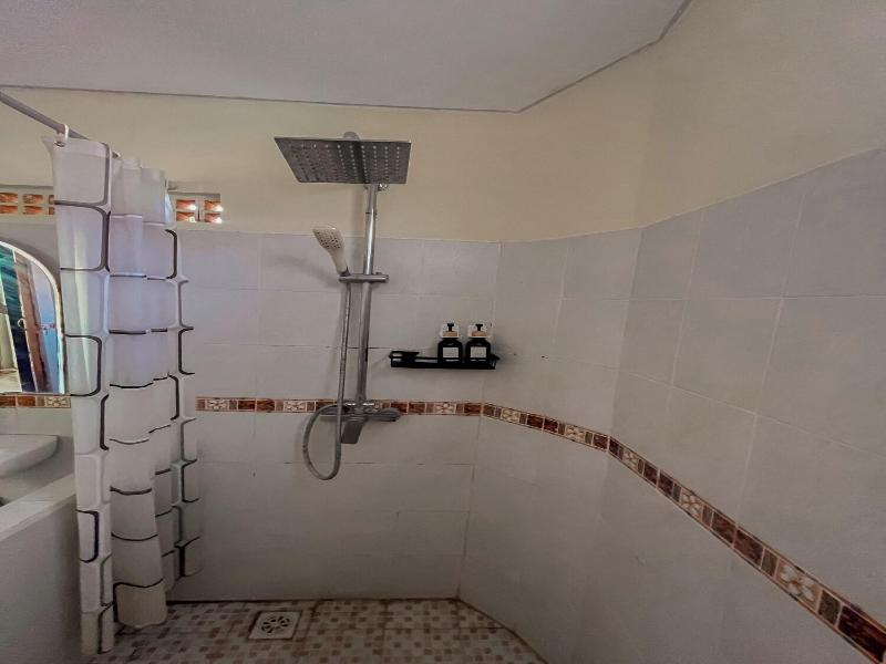 Lovina Beach Hotel - Oda