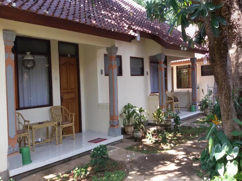 Lovina Beach Hotel - Oda