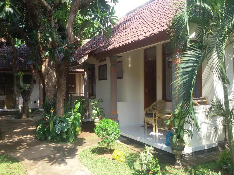 Lovina Beach Hotel - Oda