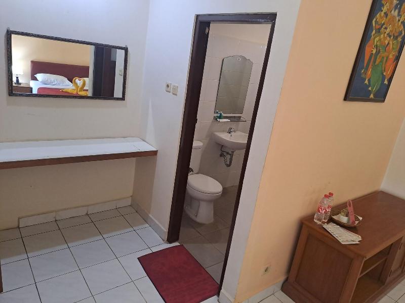 Lovina Beach Hotel - Oda