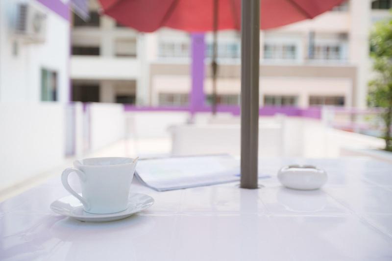 Z By Zing Hotel - Teras
