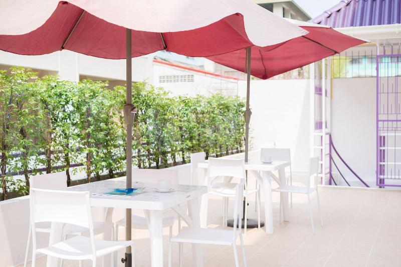 Z By Zing Hotel - Teras