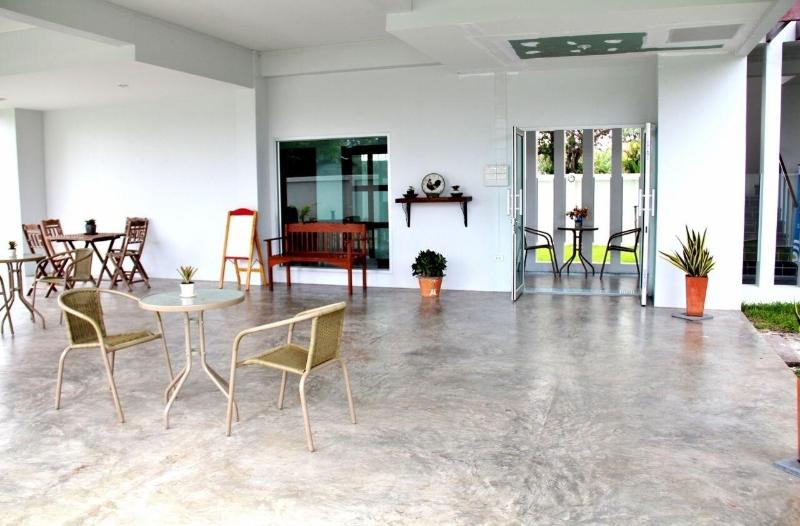 The Meet Green Apartment - Teras