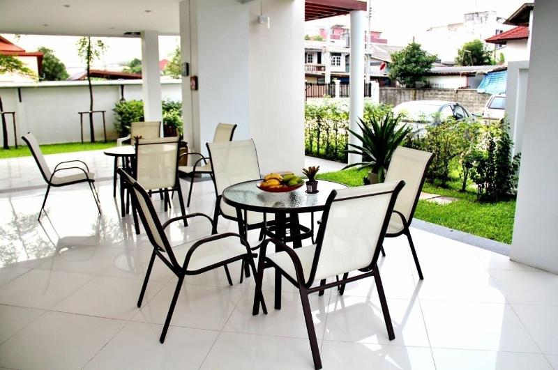 The Meet Green Apartment - Teras