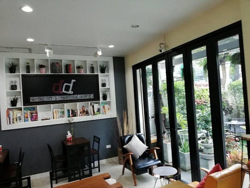 Double D Rooms Cafe - Restoran