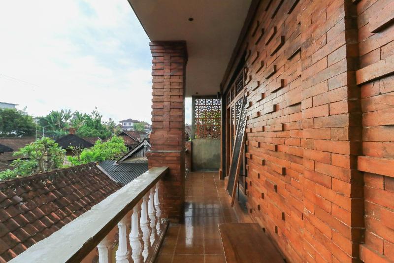 Halaman Depan Hostel by ZUZU - Lobi