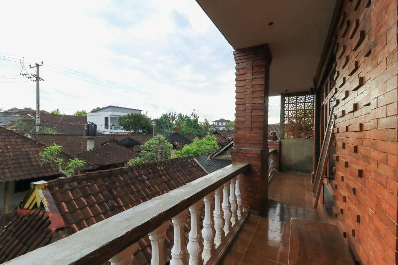 Halaman Depan Hostel by ZUZU - Lobi